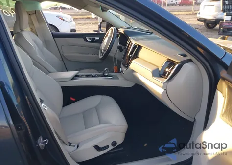 2024 Volvo Xc60 B5 Plus Dark Theme z USA, uszkodzony, nr VIN YV4L12RL5R1714469